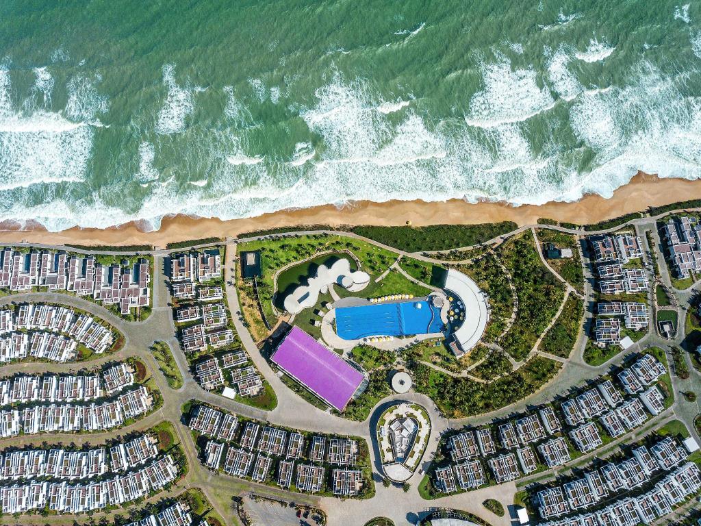 hình ảnh trên cao với bãi biển, hồ bơi, cây cối và các căn villa tại khu nghỉ dưỡng Oceanami Villas and Beach Club