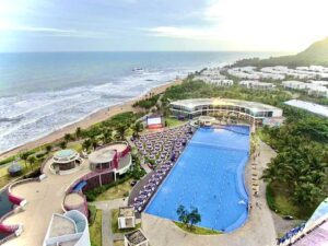 Hồ bơi và bãi biển Oceanami nhìn từ trên cao