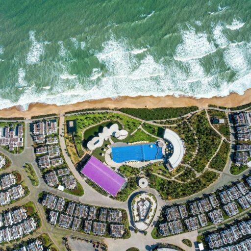 Villa/Resort Oceanami Long Hải với bể bơi và bãi biển nhìn từ trên cao