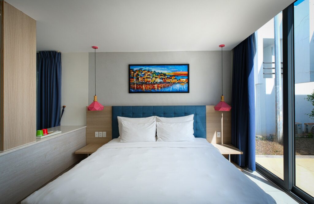 Phòng ngủ master giường đôi - villa 3 phòng ngủ resort Oceanami Long Hải