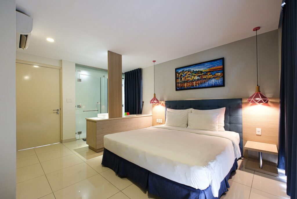 Phòng ngủ master giường đôi - villa 3 phòng ngủ resort Oceanami Long Hải