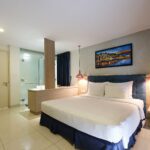 Phòng ngủ master giường đôi - villa 3 phòng ngủ resort Oceanami Long Hải