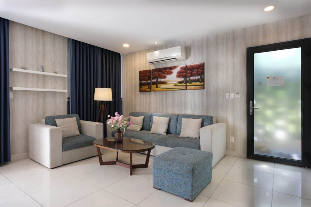 Phòng khách và sofa - villa 3 phòng ngủ resort Oceanami Long Hải