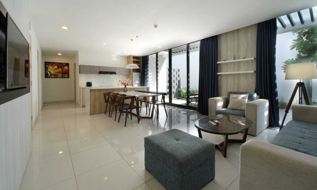 Phòng khách, bếp và sofa - villa 3 phòng ngủ resort Oceanami Long Hải