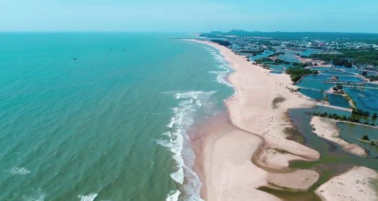 Bờ biển với bờ cát trắng ở long hải