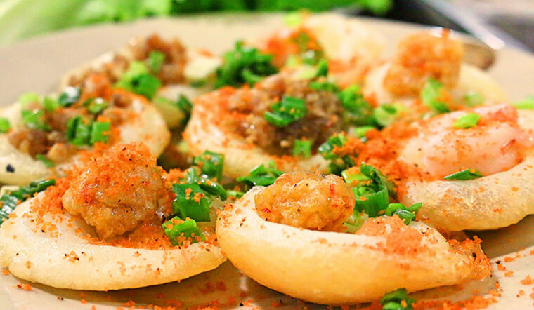 hình cận cảnh Bánh khọt Long Hải, nhân tôm