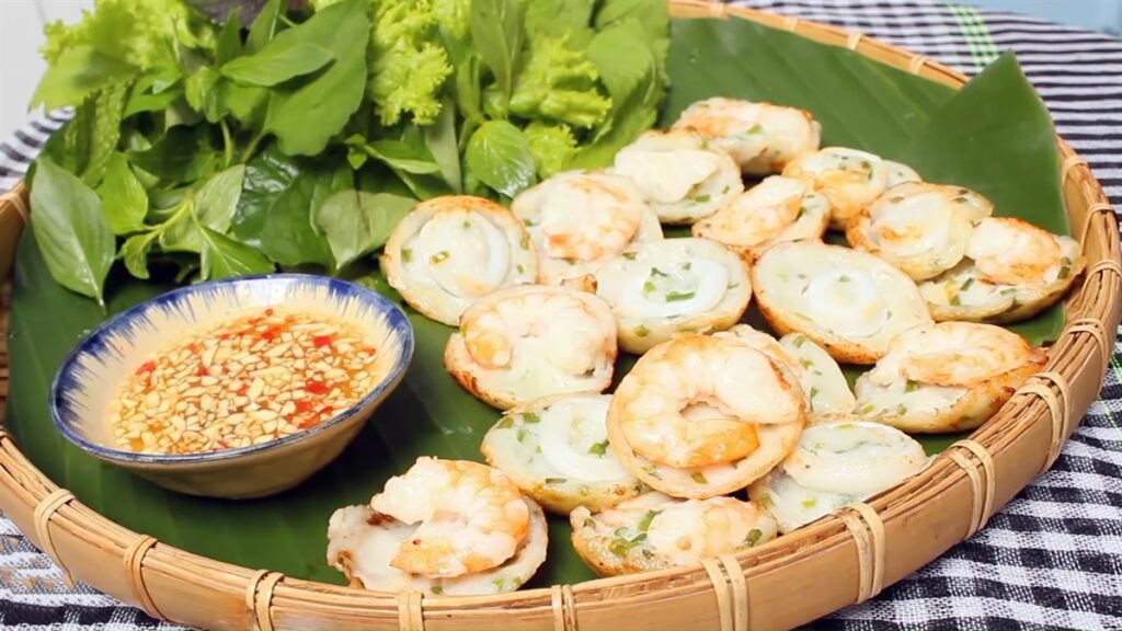 mẹt Bánh khọt Phước Hải và rau xanh, nước chấm
