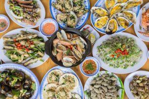 Đa dạng các món ốc được bán tại quán ăn Long Hải như ốc móng tay, sò điệp nướng phô mai,....