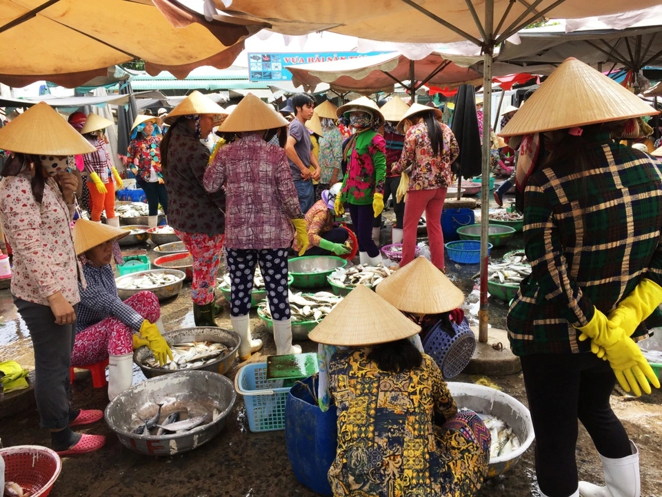 Mua bản hải sản đông đúc trong chợ hải sản phước hải Phước Hải tại bà rịa Vũng tàu