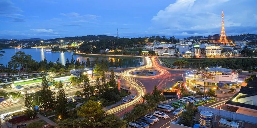 Hình ảnh khu trung tâm thành phố Đà Lạt từ trên cao với vòng xoay trung tâm, hồ Xuân Hương