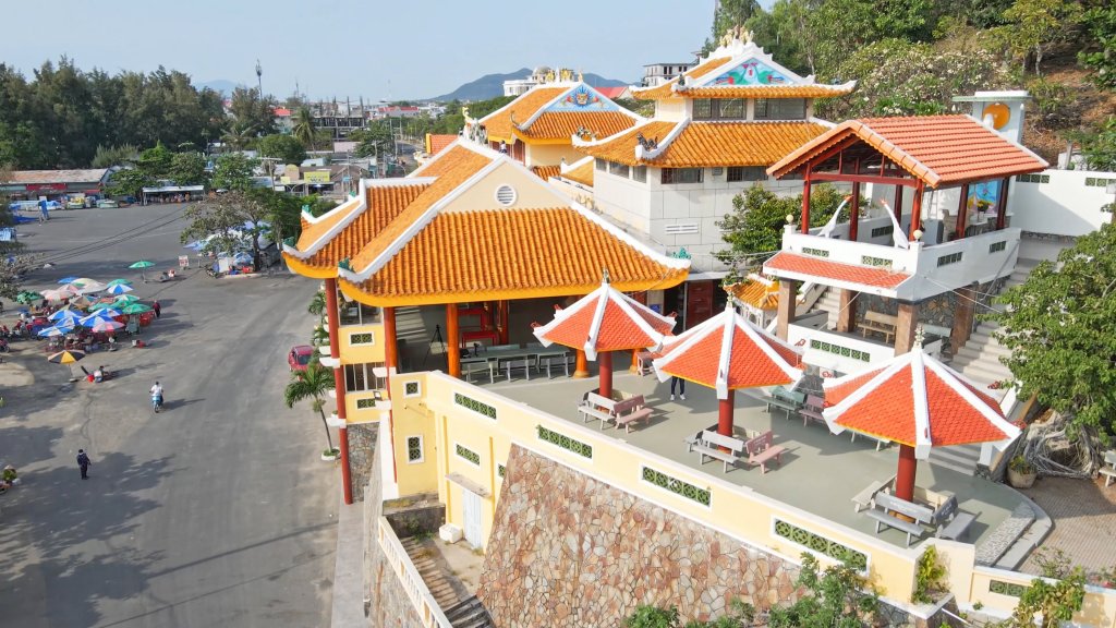 góc nhìn từ bên hông Dinh Cô - Chùa dinh cô Long hải