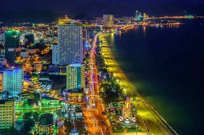 Hình thành phố Nha Trang bên bờ biển lung linh về đêm