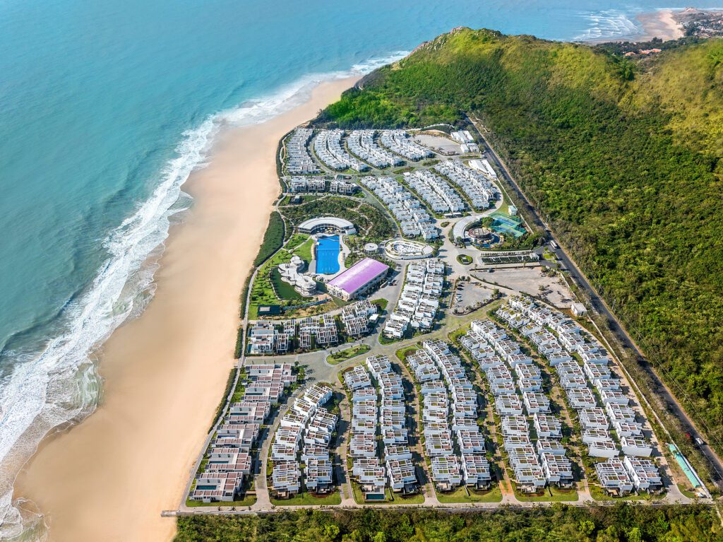 oceanami là một resort long hải. hình ảnh được chụp trên cao cho thấy toàn bộ resort. hình này cũng để link đến bài viết chi tiết về oceanami của trang web này