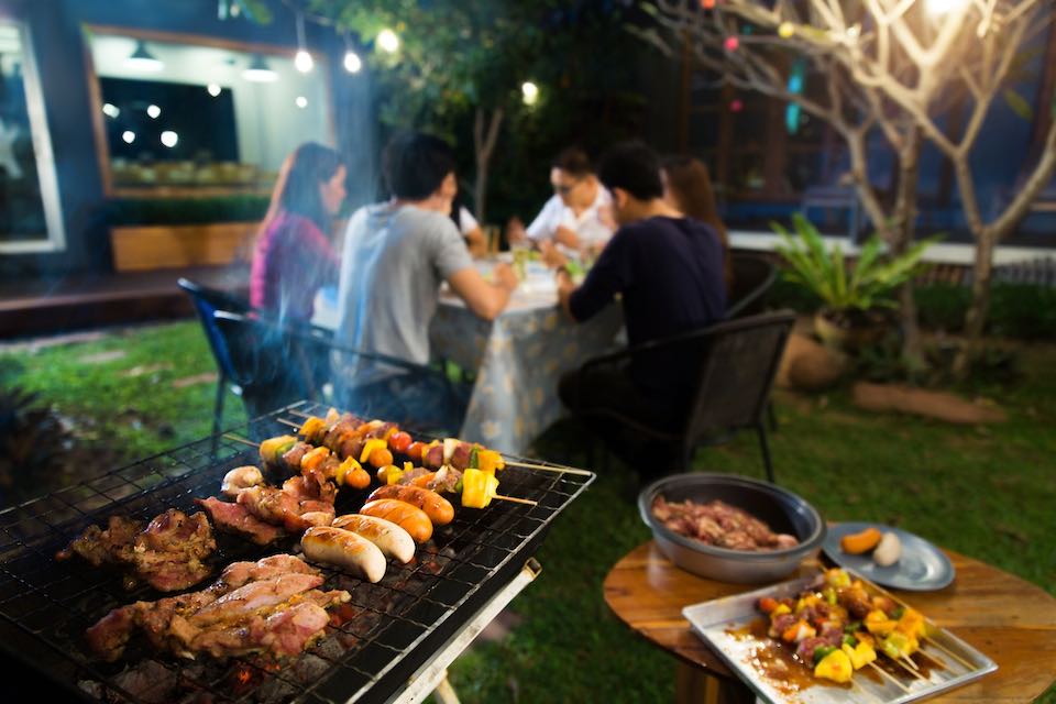 Du khách tổ chức tiệc nướng BBQ tại villa oceanami