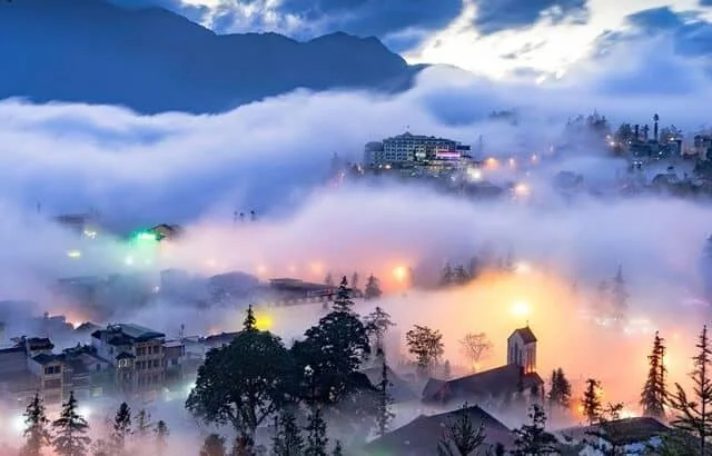 Hình Sapa với những ngôi nhà trên cao phủ sương mù cùng ánh đèn lung linh