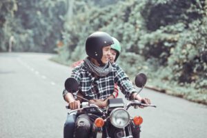 Cặp đôi trên xe đi phượt du lịch nghỉ dưỡng
