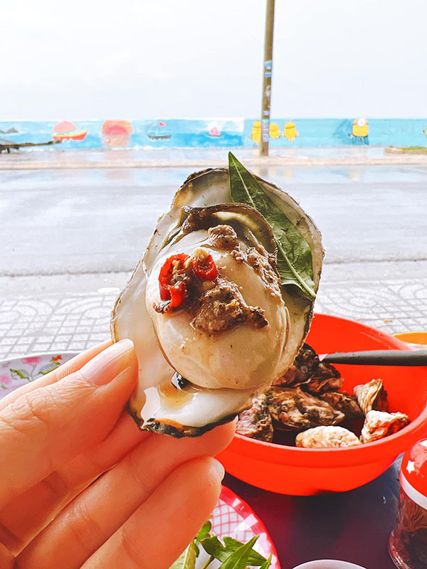Du khách thưởng thức hàu nướng bờ kè phước hải tại quán hàu nướng Út mập, nằm trong danh sách quán ăn ngon gần resort Oceanami (khoảng 3km)
