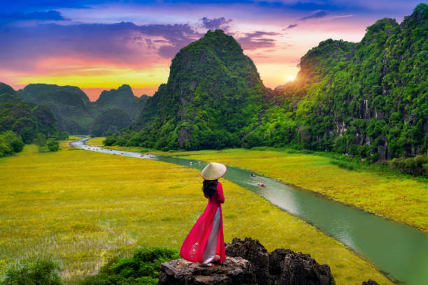 Cô gái mặc áo dài việt nam đứng chụp hình tại Ninh Bình