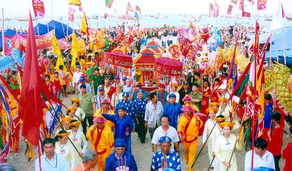 rước kiệu tại lễ Dinh Cô