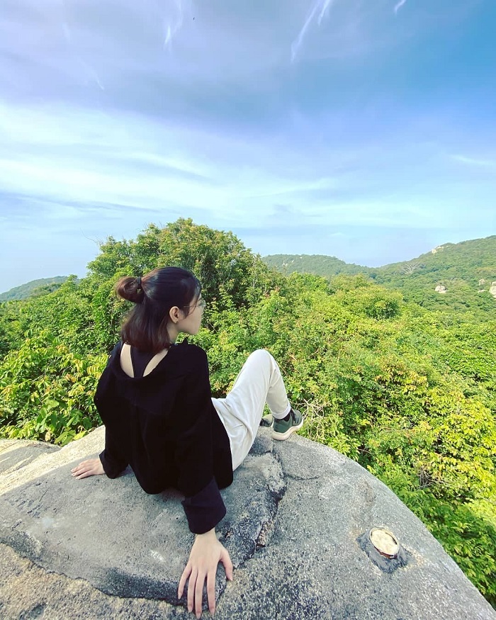 Cô gái ngồi ngắm nhìn thiên nhiên hùng vĩ ở khu di tích lịch sử Minh Đạm