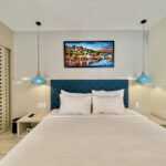 giường đôi và nội thất trong villa 4 phòng ngủ