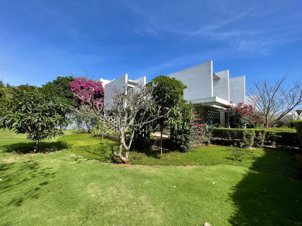 villa oceanami 4 phòng ngủ và sân vườn nhìn từ bên ngoài