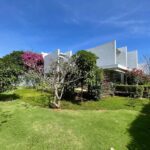 villa oceanami 4 phòng ngủ và sân vườn nhìn từ bên ngoài