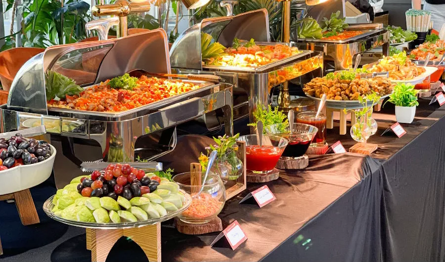 Quầy món tráng miệng - buffet sáng tại oceanami. Bao gồm các loại trái cây, bánh ngọt...