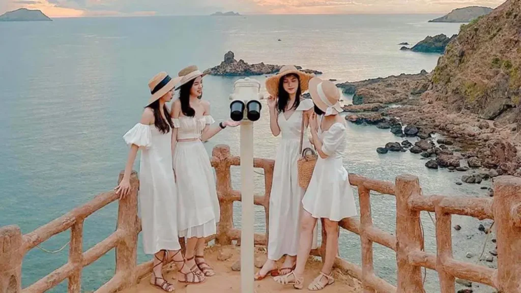 Nhóm bạn gái tham gia chuyến du lịch và chụp hình trên bãi biển nhân ngày 20 10