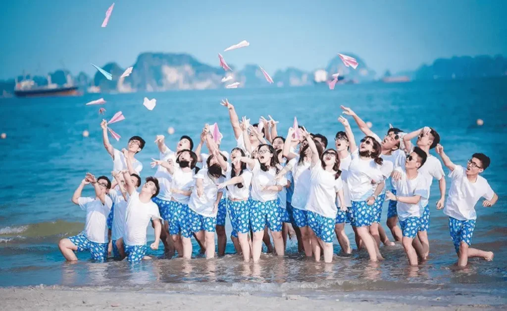 Nhóm bạn tổ chức du lịch biển ngày Phụ nữ Việt Nam 20 10. Món quà 20 10 ý nghĩa!