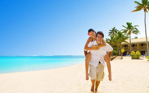 Cặp đôi hưởng tuần trăng mật sau lễ cưới trên bãi biển