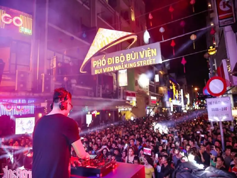 DJ đang chơi nhạc giữa đám đông tại Phố Tây hay phố đi bộ Bùi Viện - TPHCM