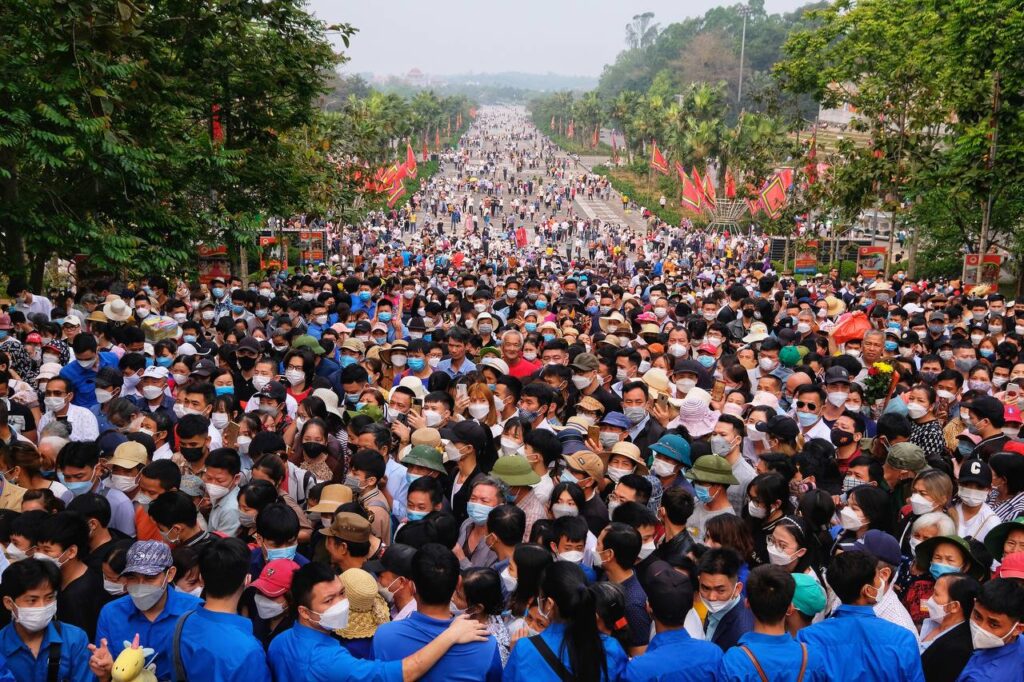 Người dân đổ về hành hương nhân dịp Giỗ Tổ Hùng Vương