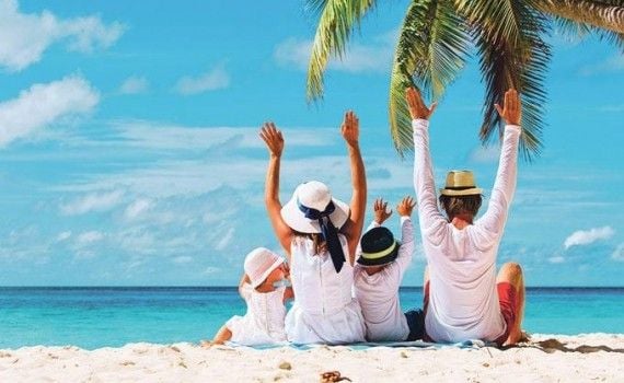 Gia đình gồm vợ chồng và 2 người con tận hưởng không khí biển trong dịp du lịch 30/4