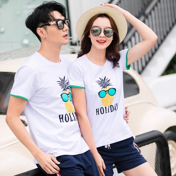 2 bạn trẻ mặc đồ đôi giống nhau,có hoạ tiết và phụ kiện kính đen đôi khi đi biển