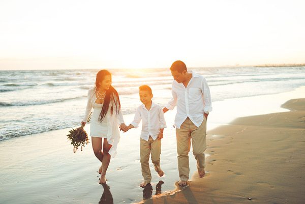 Gia đình gồm vợ chồng và con cái của họ thoải mái rảo bước vui chơi trên bãi biển Long Hải