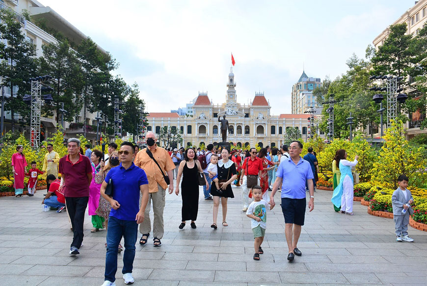 Người dân vui chơi trên phố đi bộ Nguyễn Huệ. Một trong những cách tận hưởng dịp lễ 30/4